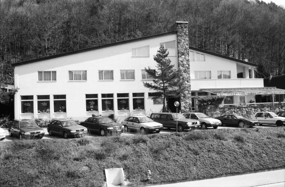 Der Landgasthof Bären war einst ein beliebter Treffpunkt in Turbenthal. Man sieht auf dem Schwarzweiss-Foto einen Gasthof, davor sind viele Autos geparkt.